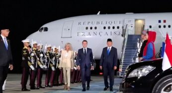 Presiden Macron Tiba di Lanud Halim, Disambut Pejabat RI
