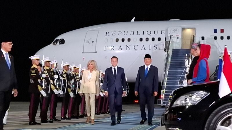 Presiden Macron Tiba di Lanud Halim, Disambut Pejabat RI